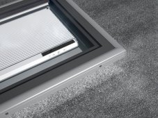 Solárna roleta pre strešné okno do plochej strechy Dakea FSA